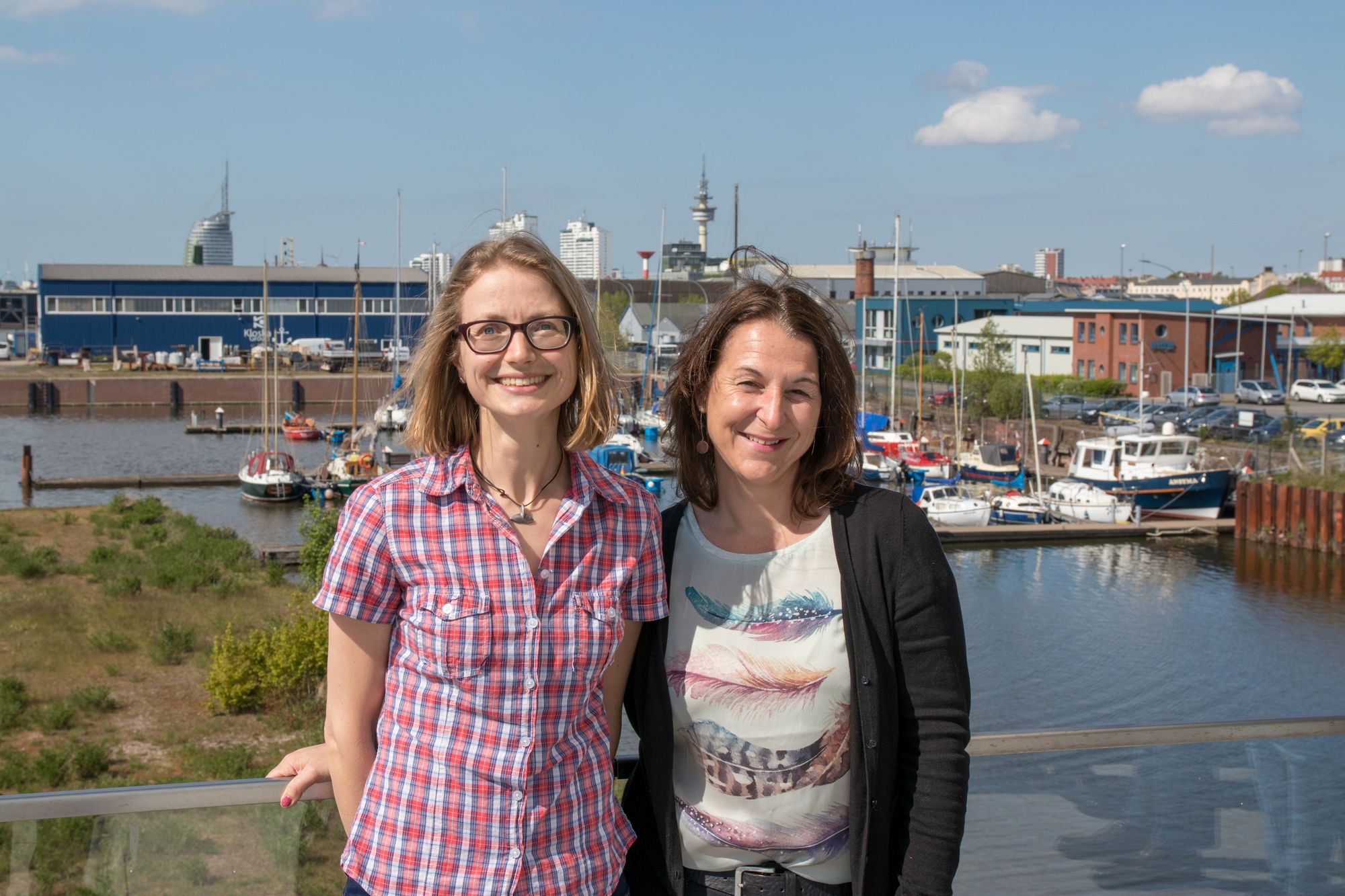 Mitarbeiterin Koordination/Kommunikation und Projektleiterin vor dem Bremerhavener Hafen