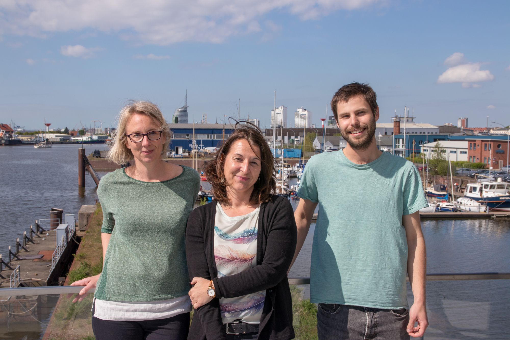 Mitarbeiterin, Projektleiterin und Mitarbeiter des Arbeitspakets 4 vor dem Bremerhavener Hafen