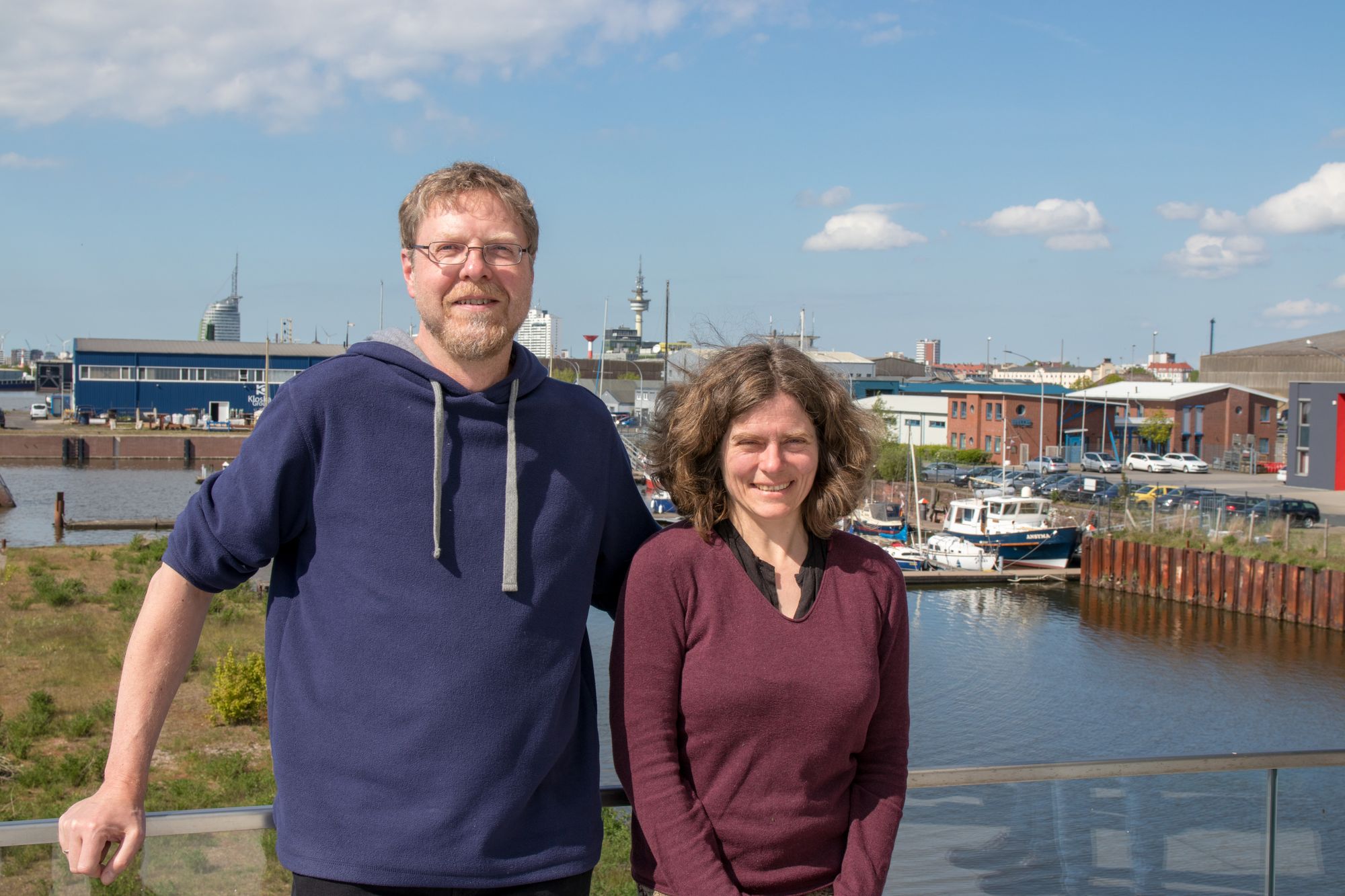 Leiter und Mitarbeiterin des Arbeitspakets 3 vor dem Bremerhavener Hafen